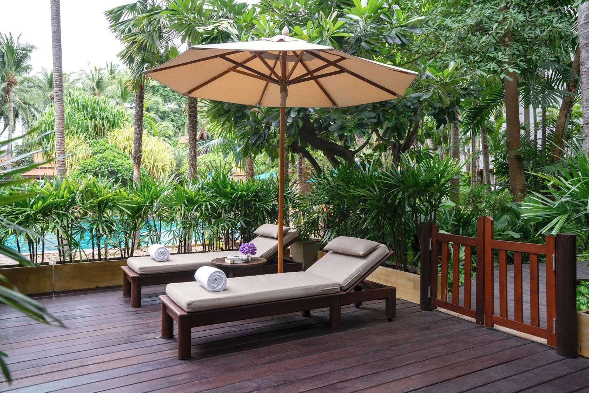 Avani Pattaya Resort Eksteriør billede A patio with a parasol