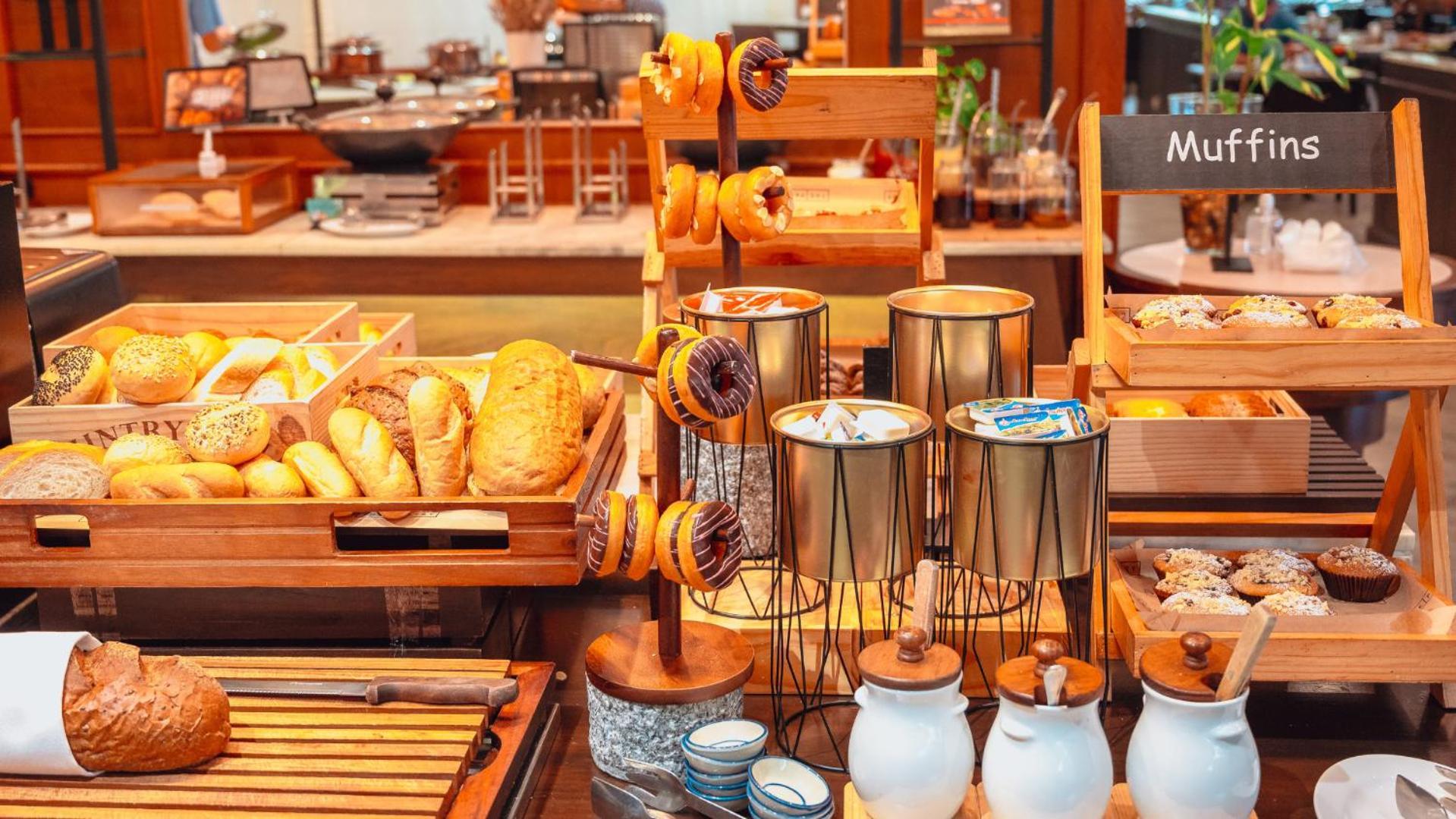 Avani Pattaya Resort Eksteriør billede A breakfast buffet