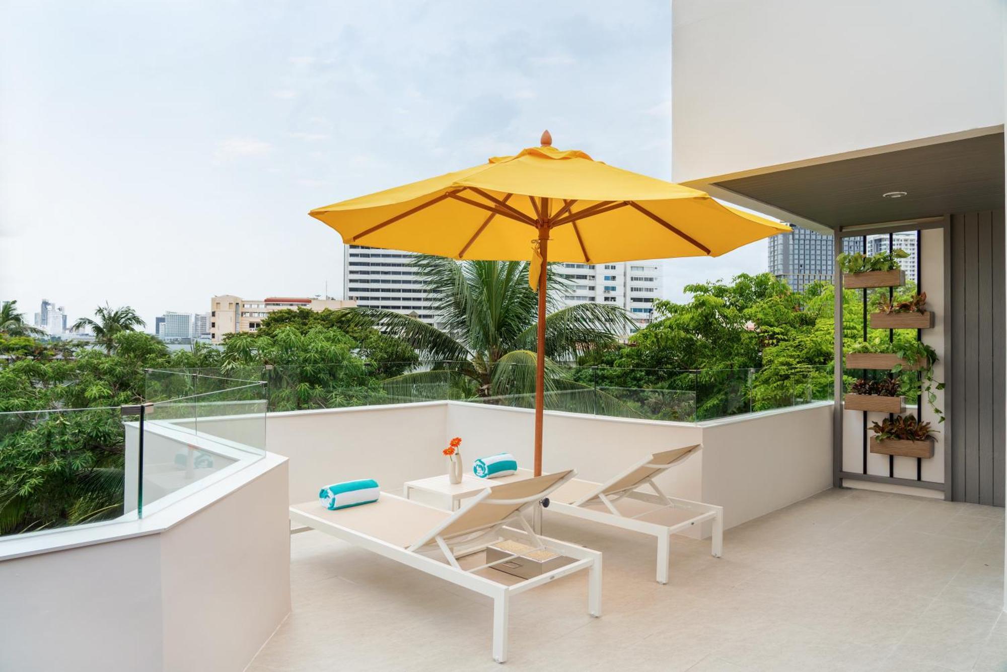 Avani Pattaya Resort Eksteriør billede A patio with a parasol